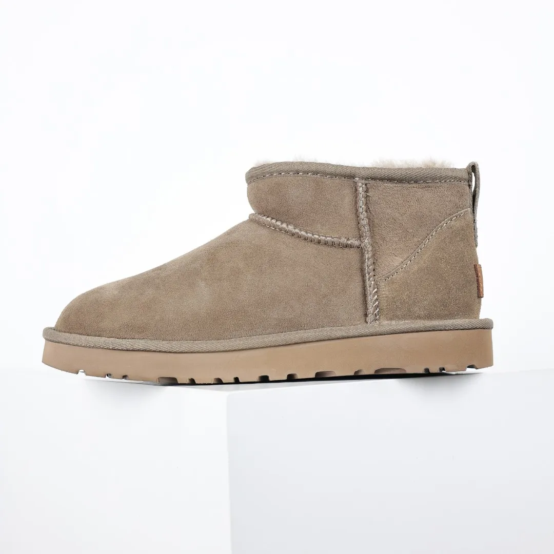 Pick up locally 💰480, core recommendation, good price UGG Classic MiNi basic low-top series, Xiaohongshu hot model, Henan Longfeng leather production, sheepskin integrated, top quality in the market, 2-3 cm cashmere insole, keeping warm in winter, suitable for home use. In the new year, uug launched a style series, which is partially biased towards the preferences of young consumers, and has also moved to the forefront of fashion trends. Shoe body material, water-repellent coated suede upper 17mm UGGPURE™ implanted wool insole Lightweight non-slip comfortable rubber outsole With brand LOGO Trademark Comes with full packaging Size: 35 36 37 38 39 40
